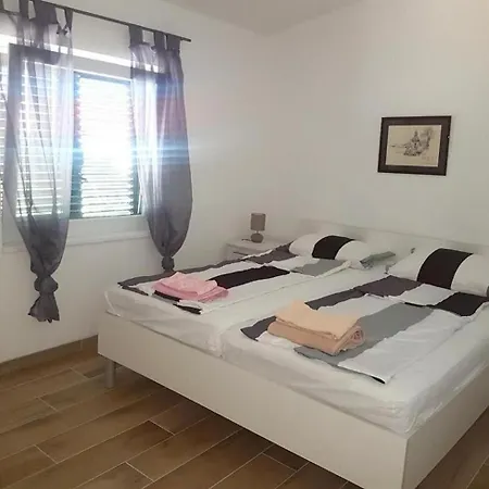 With A Parking Space - Torovi - - Pedinka, - 22373 Vir