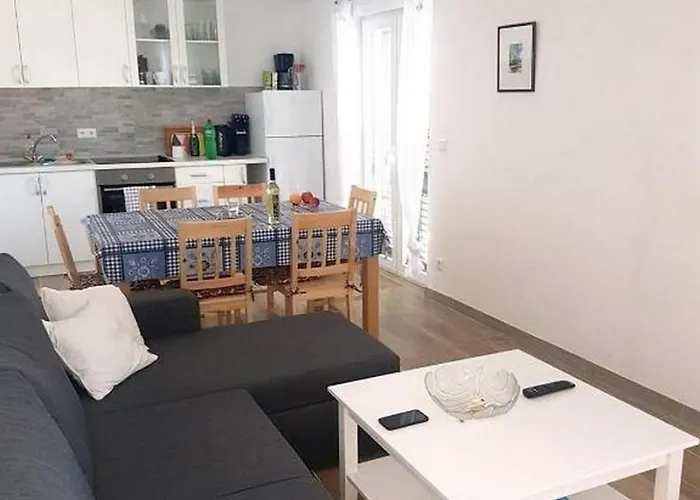 Apartman With Parking Space - Torovi - - Pedinka, - 22373 Vir