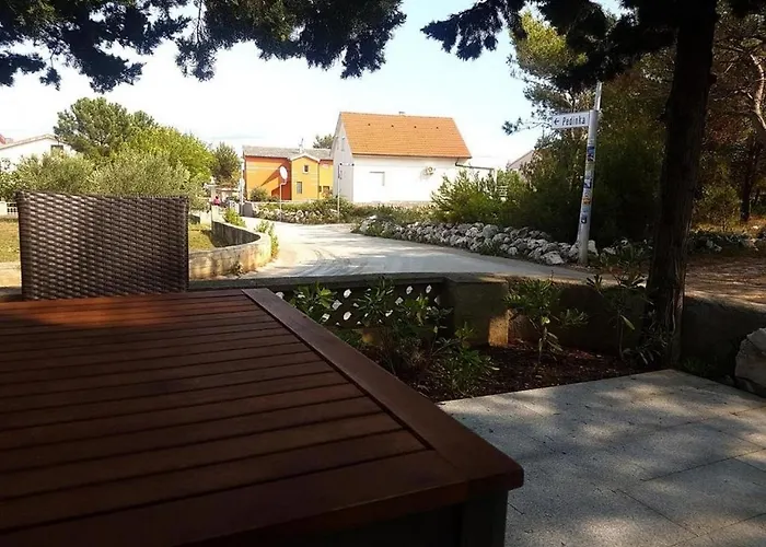 With Parking Space - Torovi - - Pedinka, - 22373 Vir