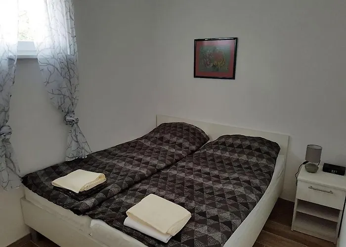 Apartman With Parking Space - Torovi - - Pedinka, - 22373 Vir