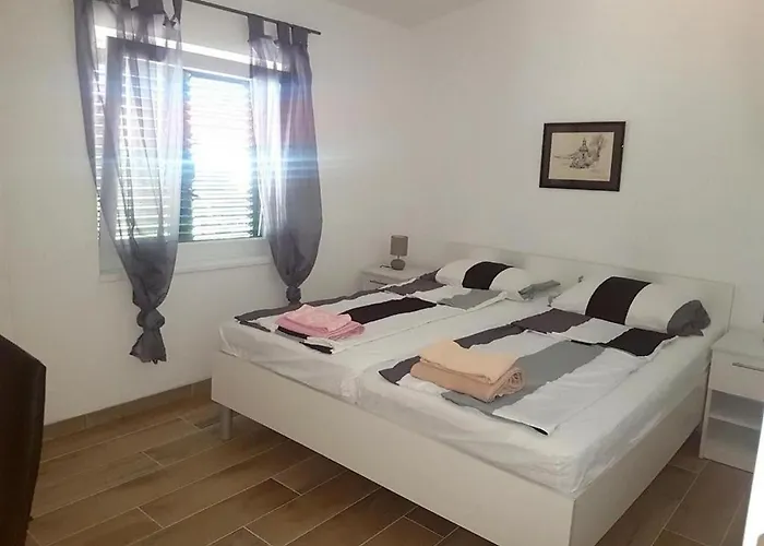 With Parking Space - Torovi - - Pedinka, - 22373 Vir